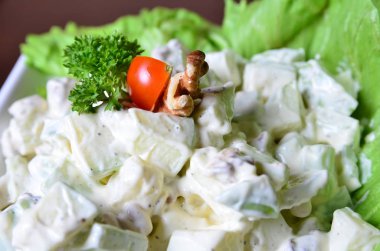 Geleneksel mayonez ve patates salatası