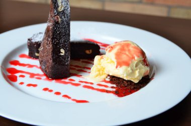 Çikolatalı Brownie, closeup plaka masada çikolata