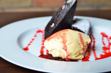 Çikolatalı Brownie, closeup plaka masada çikolata