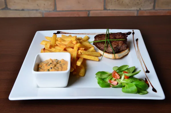 Biftek otlar ve patates kızartması ile