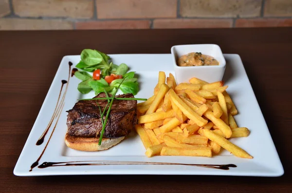 Biftek otlar ve patates kızartması ile