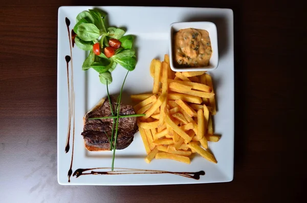 Biftek otlar ve patates kızartması ile