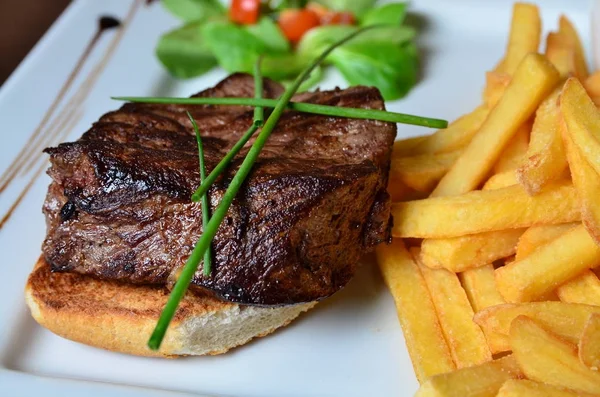 Bife com ervas e batatas fritas — Fotografia de Stock