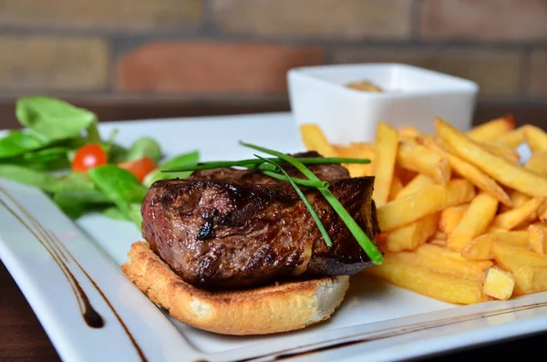 Filete con hierbas y papas fritas —  Fotos de Stock