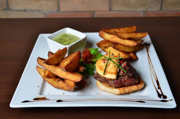 Biftek otlar ve patates kızartması ile