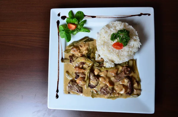 Sığır eti güveç noodles ile