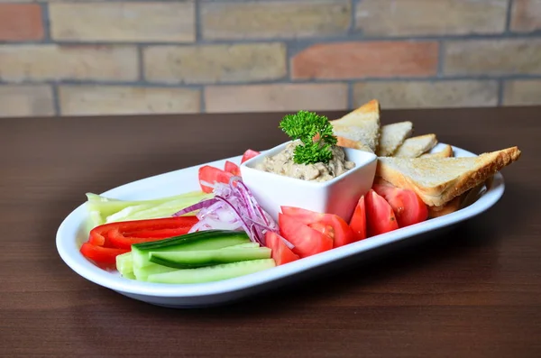 Kase ve taze sebze kremsi pate