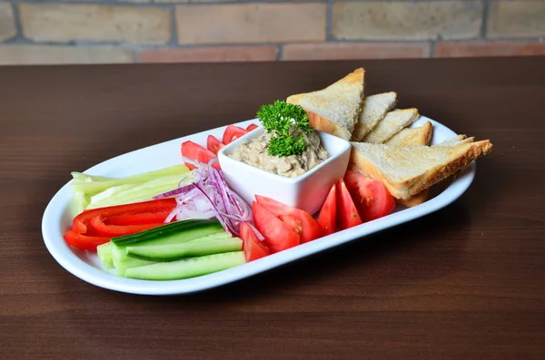 Kase ve taze sebze kremsi pate