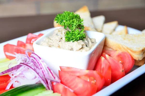 Kase ve taze sebze kremsi pate