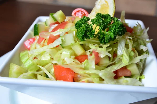 Insalata Fresca Con Verdure Piatto Bianco — Foto Stock