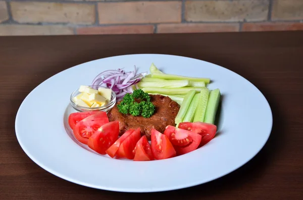 Costeleta Com Legumes Prato Branco — Fotografia de Stock