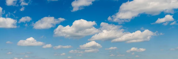 Cielo Azul Con Nubes Fondo —  Fotos de Stock