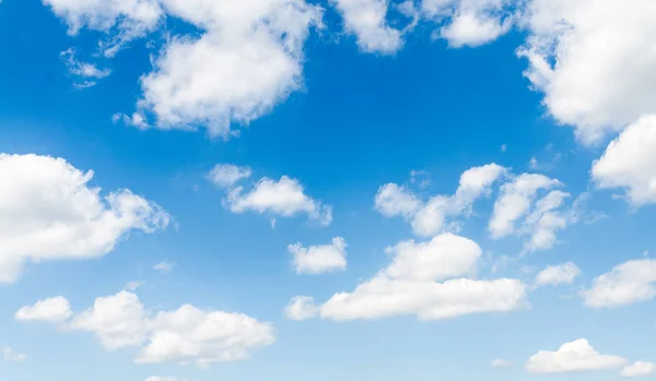 Cielo Blu Con Nuvole Sullo Sfondo — Foto Stock