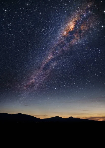 Hermosa Vía Láctea Sobre Montaña Imagen de archivo