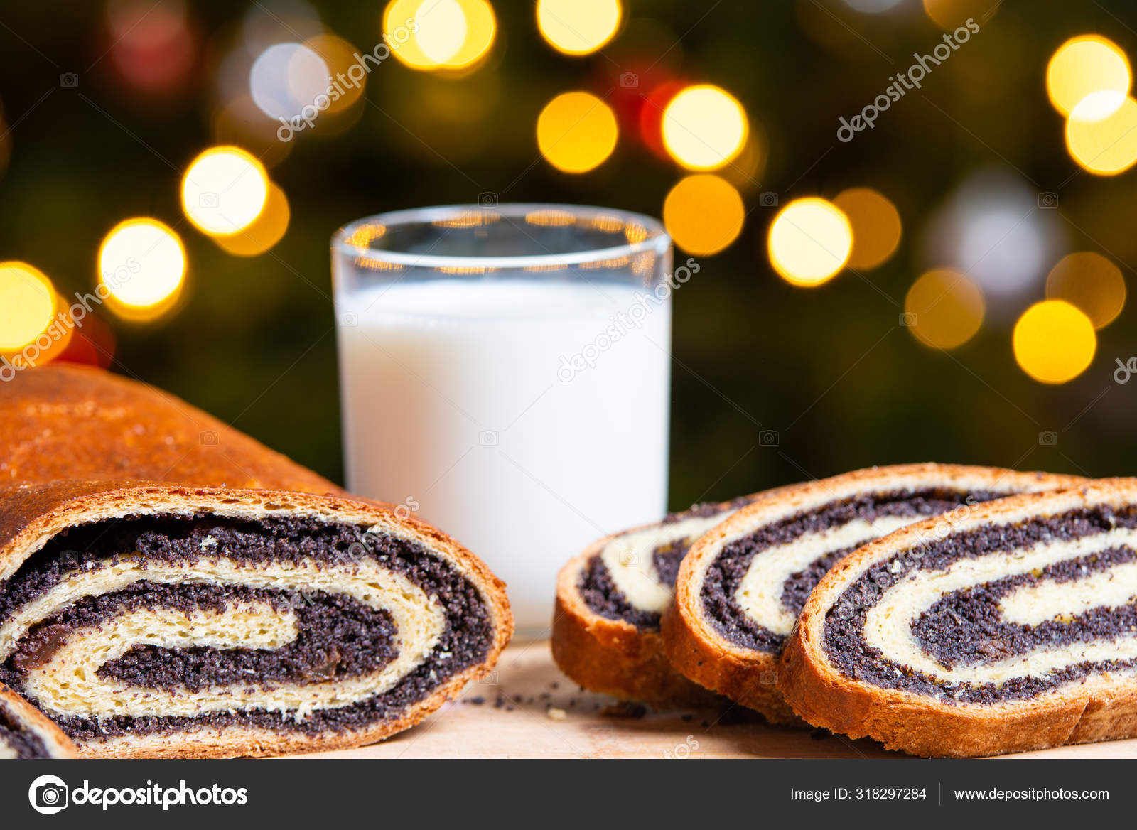 Noel Ağacının Önünde Yapımı Haşhaşlı Kek — Stok Foto © klagyivik 318297284
