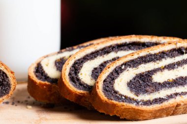 Noel ağacının önünde el yapımı haşhaşlı kek.