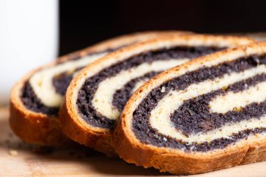 Noel ağacının önünde el yapımı haşhaşlı kek.