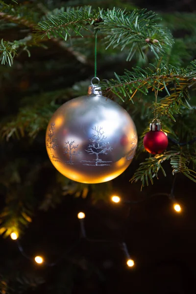 Weihnachtsball Und Gemütlicher Hintergrund — Stockfoto