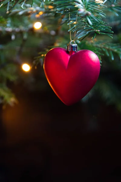 Weihnachtsschmuck Hängt Baum lizenzfreie Stockfotos