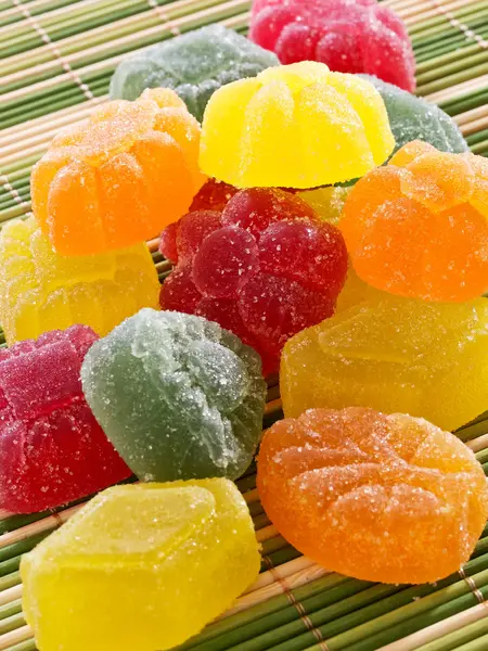 Jalea dulce, fruta sabor, postre de caramelo colorido en azúcar . —  Fotos de Stock