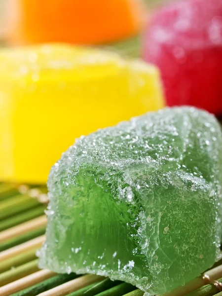 Jalea dulce, fruta sabor, postre de caramelo colorido en azúcar . —  Fotos de Stock