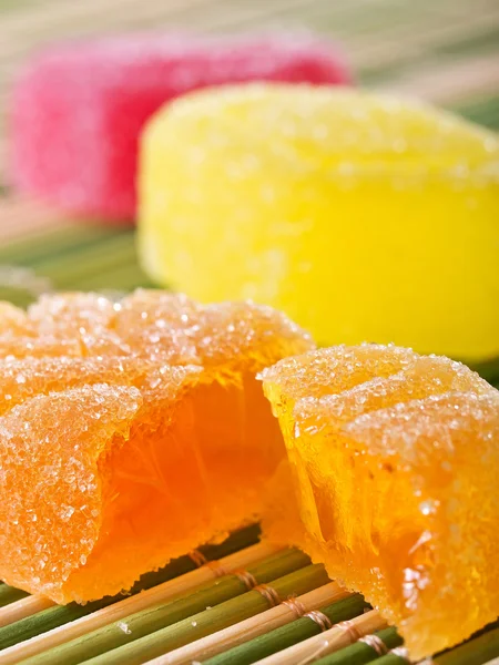 Želé sladké, ochucené ovoce, sladký dezert barevný na cukr. — Stock fotografie