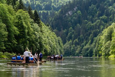 Polonya 'nın Pieniny Milli Parkı' ndaki Dunajec nehri boyunca yüzen Dunajec Nehri, Polonya 'da tekne raftingi için popüler bir turistik bölge.
