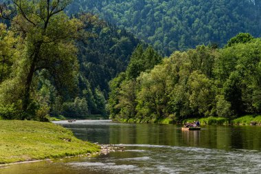 Polonya 'nın Pieniny Milli Parkı' ndaki Dunajec nehri boyunca yüzen Dunajec Nehri, Polonya 'da tekne raftingi için popüler bir turistik bölge.