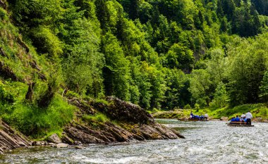 Polonya 'nın Pieniny Milli Parkı' ndaki Dunajec nehri boyunca yüzen Dunajec Nehri, Polonya 'da tekne raftingi için popüler bir turistik bölge.