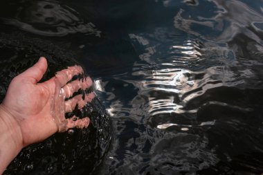 Soğuk bir nehir suyu verin.