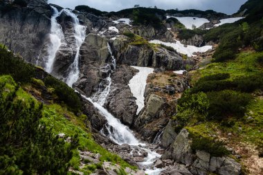 Tatra Dağı 'ndaki Şelale manzarası. Polonya. Siklawa