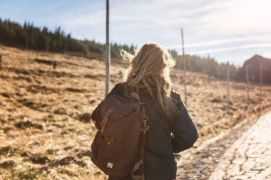 Aşağı Silezya 'nın en yüksek zirvesine giden yol. Karkonosze.Poland. 'daki Sniezka Dağı. Avrupa