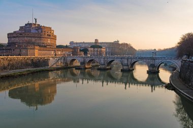  Roma manzaralı, Saint Angel Kalesi, İtalya. Roma 'da köprüleri olan Tiber Nehri. Roma şehrinin güzel manzarası.