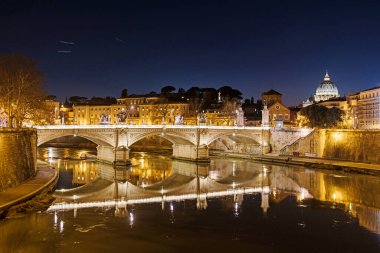 Roma ve Vatikan manzarası, İtalya. Roma 'da köprüleri olan Tiber Nehri. Roma şehrinin güzel manzarası. Gece fotoğrafı.