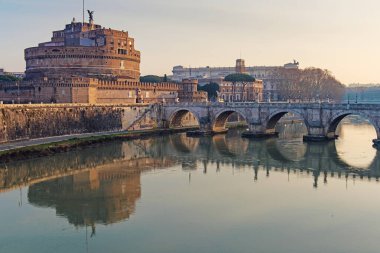 Roma manzaralı, Saint Angel Kalesi, İtalya. Roma 'da köprüleri olan Tiber Nehri. Roma şehrinin güzel manzarası.