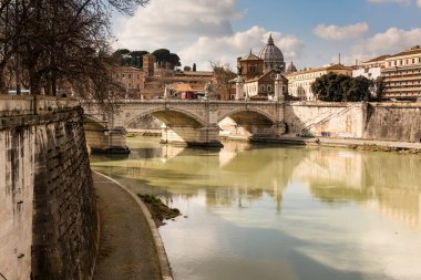 Roma, İtalya manzarası. Roma 'da köprüleri olan Tiber Nehri. Roma şehrinin güzel manzarası.