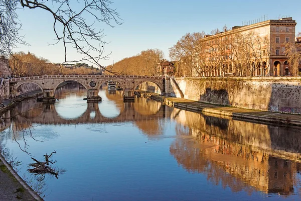 Vista Roma Itália Rio Tibre Com Pontes Roma Belo Panorama — Fotografia de Stock