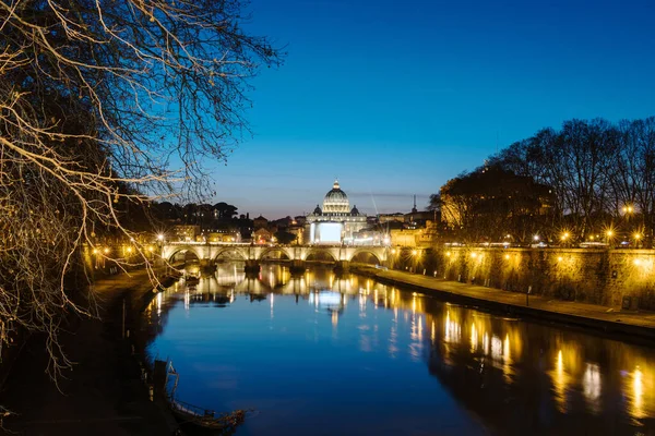 罗马和梵蒂冈 意大利 铁伯河在罗马有桥罗马城市美丽的风景全景 夜间照片 — 图库照片