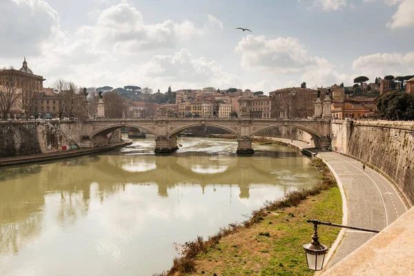 Roma Talya Manzarası Roma Köprüleri Olan Tiber Nehri Roma Şehrinin — Stok fotoğraf