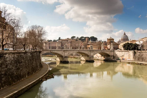 Roma Talya Manzarası Roma Köprüleri Olan Tiber Nehri Roma Şehrinin — Stok fotoğraf