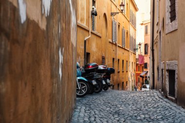 Roma, İtalya 'da eski bir cadde. Roma 'daki eski ve rahat caddenin manzarası.