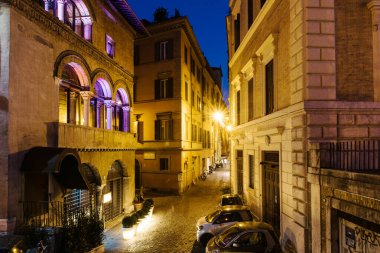Roma, İtalya 'da eski bir cadde. Roma 'daki eski ve rahat caddenin manzarası.