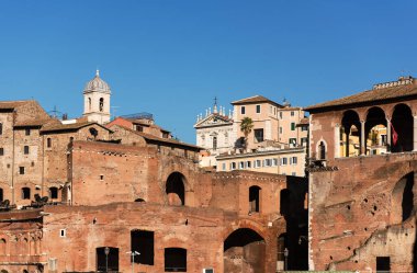 Roma, İtalya 'da eski bir cadde. Roma 'daki eski ve rahat caddenin manzarası.