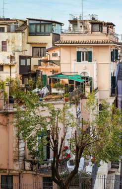 Roma, İtalya 'da eski bir cadde. Roma 'daki eski ve rahat caddenin manzarası.