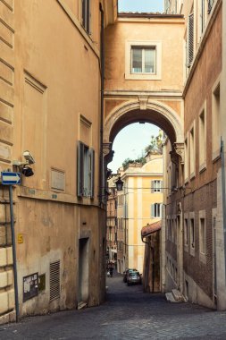 Roma, İtalya 'da eski bir cadde. Roma 'daki eski ve rahat caddenin manzarası.
