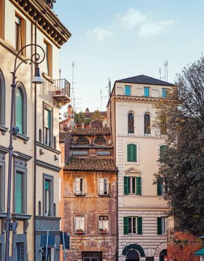 Roma, İtalya 'da eski bir cadde. Roma 'daki eski ve rahat caddenin manzarası.