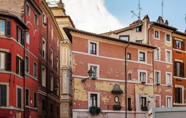 Roma, İtalya 'da eski bir cadde. Roma 'daki eski ve rahat caddenin manzarası.