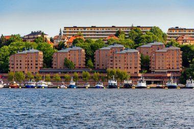 Stockholm, İsveç'in Sodermalm bölgesinde tarihi kent pier mimarisinin doğal yaz görünümü