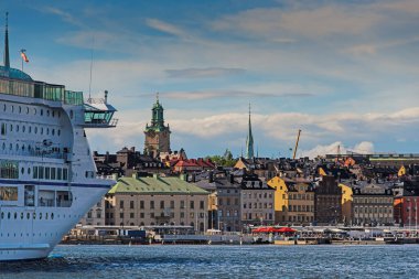Stockholm 'deki Old Town İskelesi mimarisinin manzarası. Stockholm Limanı İsveç