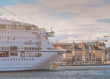 Stockholm 'deki Old Town İskelesi mimarisinin manzarası. Stockholm Limanı İsveç